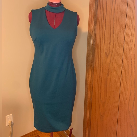 Teal color, flattering décolletage & sleeveless dress. Good condition. Size 10 - Picture 3 of 6